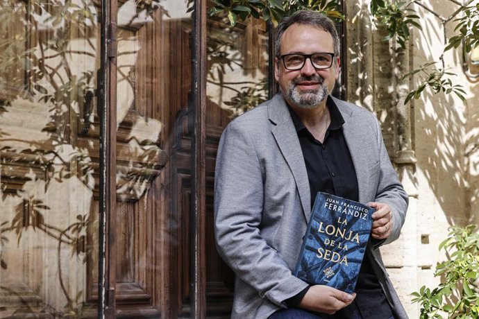 El escritor Juan Francisco Ferrándiz vuelve a las librerías con 'La Lonja de la seda'.
