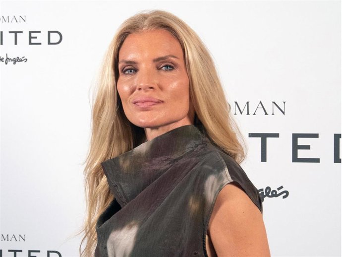 Esther Cañadas posa en el photocall durante la presentación de la nueva campaña 'Woman Limited El Corte Inglés'