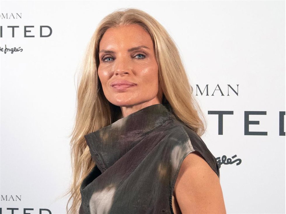 Esther Cañadas posa en el photocall durante la presentación de la nueva campaña 'Woman Limited El Corte Inglés'