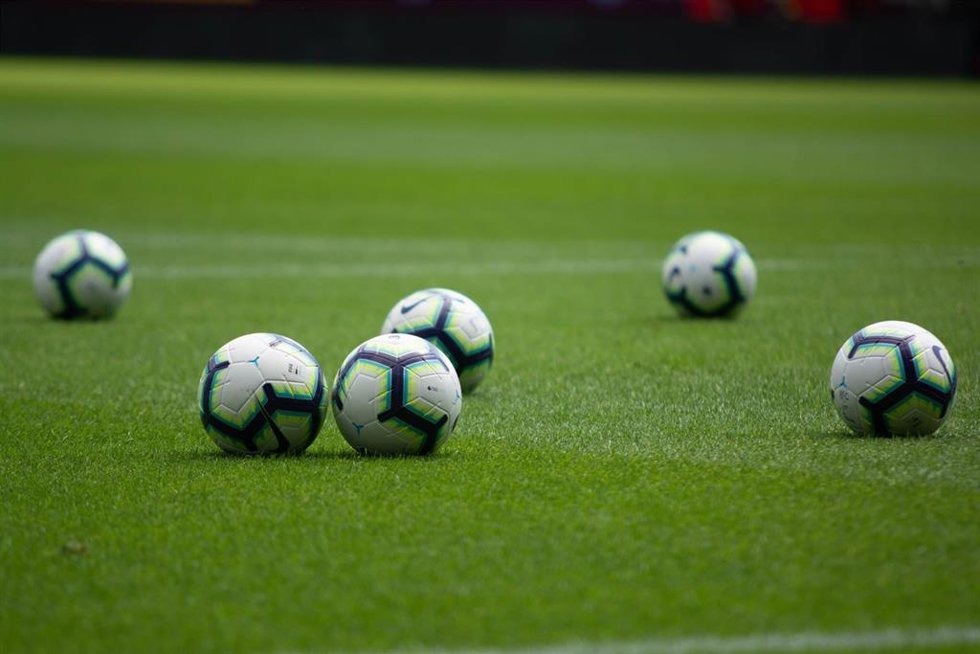 Archivo - Pelotas en un campo de fútbol
