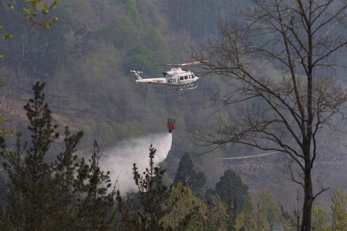 Helicóptero en labores de extinción de uno de los incendios registrados en Cantabria este abril.-ARCHIVO