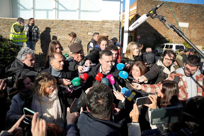 Archivo - El coordinador federal de Izquierda Unida (IU), en su condición de candidato de la coalición Por Andalucía a la Presidencia de la Junta en las próximas elecciones, Antonio Maíllo, atiende a los medios de comunicación en Córdoba. (Foto de archivo