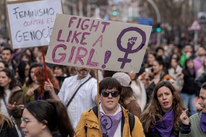 Archivo - Personas portan pancarta con lema 'Fight like a girl' durante la manifestación convocada por la Comisión 8M por el Día de la Mujer, a 8 de marzo de 2026, en Madrid (España).