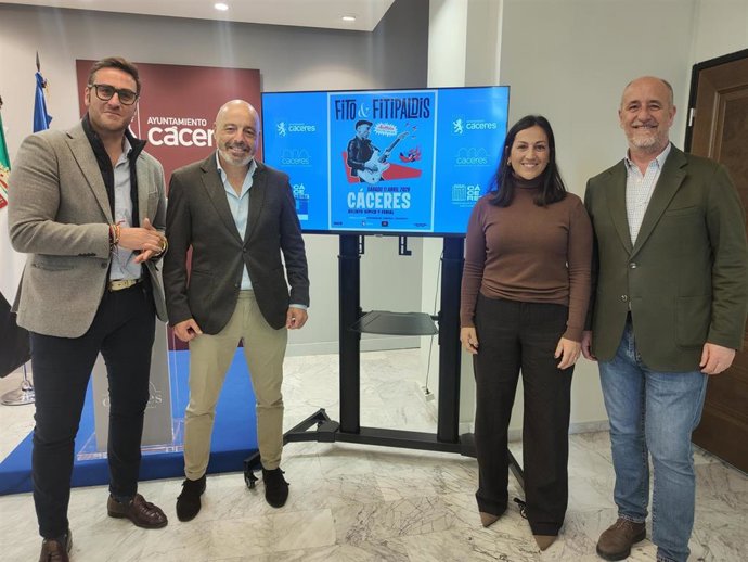 Los concejales cacereños Jorge Suárez, Pedro Muriel, Soledad Carrasco y Tirso Leal en la presentación del concierto de Fito
