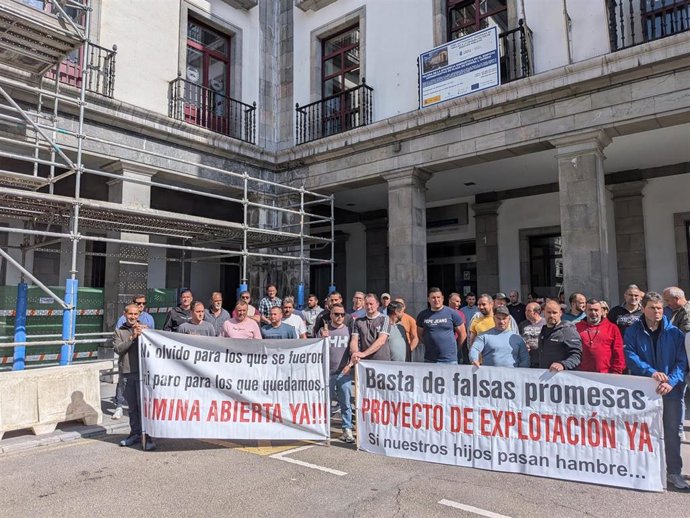 Concentración de trabajadores de la mina de Vega de Rengos