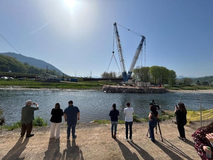 Comienzan los trabajos de izado de la estructura metálica del nuevo puente Emilio Llamedo en Arriondas