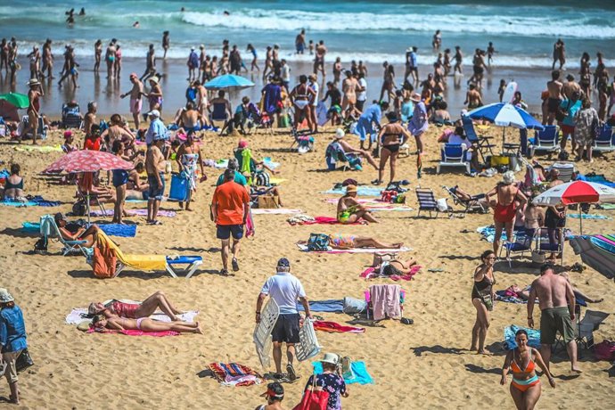 Archivo - Una multitud de bañistas en una playa-