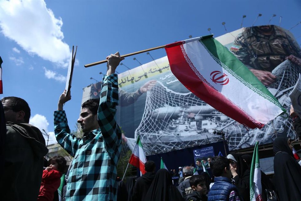 Varias personas asisten a una manifestación en Teherán, Irán, el 8 de abril de 2026. 