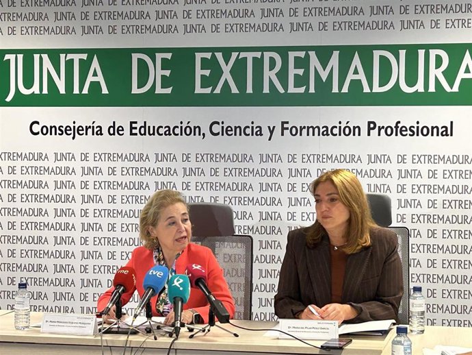 La consejera de Educación, María Mercedes Vaquera, y la secretaria general de Educación, Pilar Pérez, en rueda de prensa sobre el proceso de escolarización para el curso 2026/2027 en Extremadura