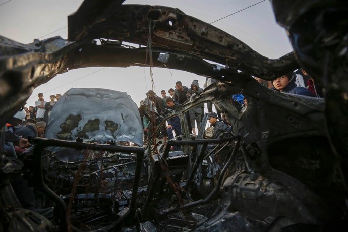 4 de abril de 2026, Deir Al-Balah, Gaza, Território Palestino: Palestinos inspecionam os estragos causados por um ataque aéreo israelense que teve como alvo um veículo na Rua Salah al-Din, perto da entrada do campo de refugiados de al-Maghazi, na Faixa de