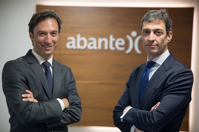 De izquierda a derecha: Álvaro Lana y Manuel Díaz, socios directores de Abante en Aragón y Sevilla.