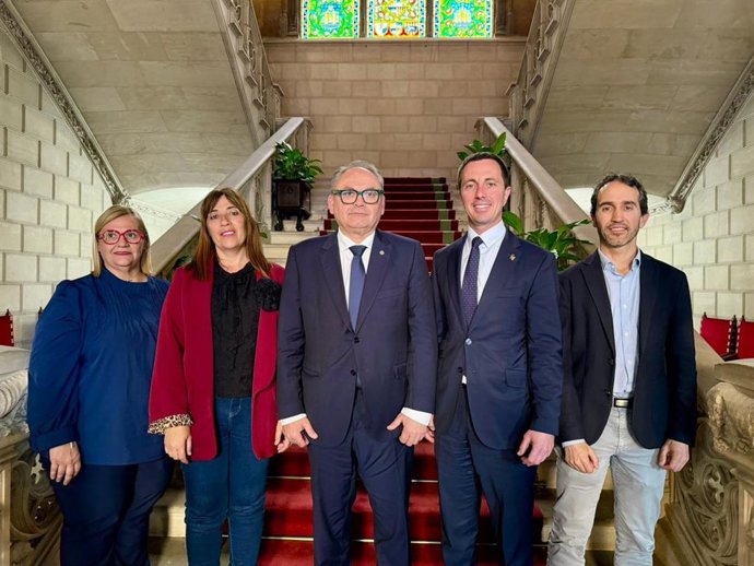 El alcalde de Muro, Miquel Porquer, y el presidente del Consell de Mallorca, Llorenç Galmés, antes de aprobar el proceso para asumir la gestión de la residencia de Muro.