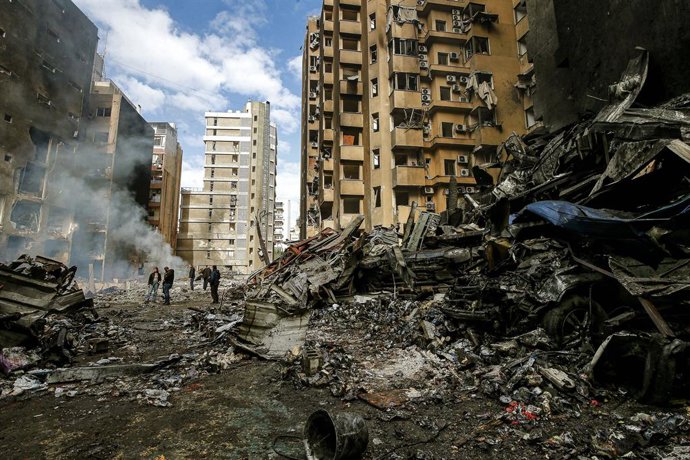 9 de abril de 2026, Líbano, Beirute: Pessoas inspecionam os danos causados pelos ataques israelenses em Beirute. Israel realizou seus ataques mais intensos contra o Líbano desde que o conflito com o Hezbollah pró-iraniano eclodiu no mês passado, quando o 