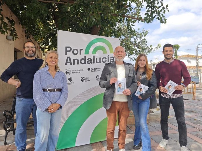 El candidato de Por Andalucía en la provincia de Málaga, Ernesto Alba, en un acto en Fuengirola junto con el portavoz del grupo municipal Hacemos Fuengirola, José Miguel López, y la concejala del mismo grupo, Sheila Jiménez,