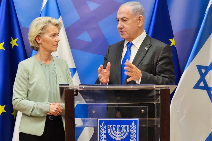 Archivo - Arquivo - FOTO DE ARQUIVO - 13 de outubro de 2023, Israel, Tel Aviv: Ursula von der Leyen (à esquerda), presidente da Comissão Europeia, e Benjamin Netanyahu, primeiro-ministro de Israel, realizam uma coletiva de imprensa conjunta durante a visi