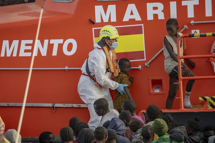 Archivo - Salvamento Marítimo rescata a varios menores cerca del Puerto de la Restinga, en una fotografía de archivo.