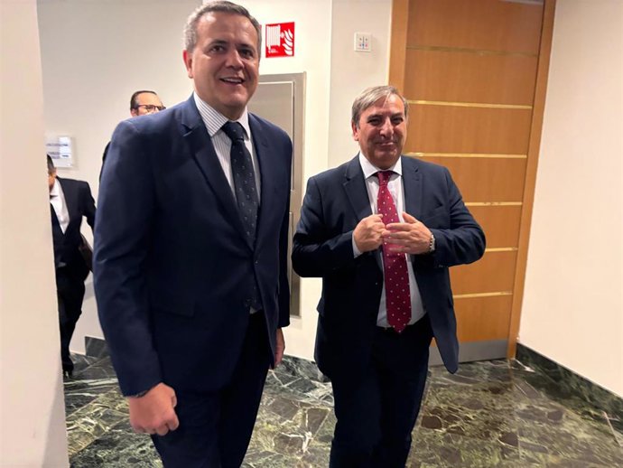 Los consejeros de Movilidad y Transformación Digital de Castilla y León, José Luis Sanz Merino, y de Vivienda, Transportes e Infraestructuras de Madrid, Jorge Rodrigo, antes de participar en una reunión de trabajo