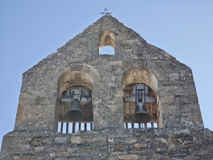 Archivo - Campanas en una iglesia.