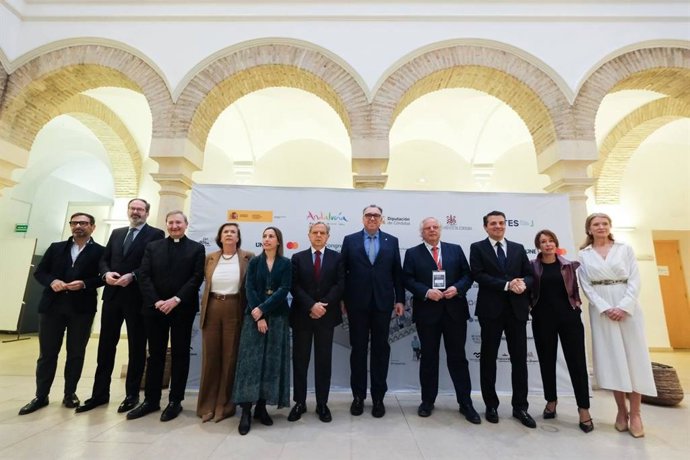 Bernal (5º dcha.), entre Fuentes y Mirones, con Bellido (3º dcha.) y otras autoridades y responsables del sector turístico, en la inauguración del VIII Congreso Ictes en Córdoba.