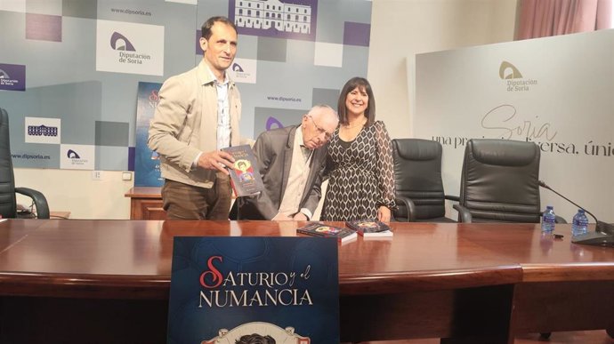 De Izda A Dcha, Enrique Rubio, Abel Del Campo Y Fátima Del Campo Presentan 'Saturio Y El Numancia'.