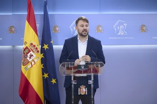 El diputado de Sumar Alberto Ibáñez Mezquita durante una rueda de prensa, en el Congreso de los Diputados, a 9 de abril de 2026, en Madrid (España).