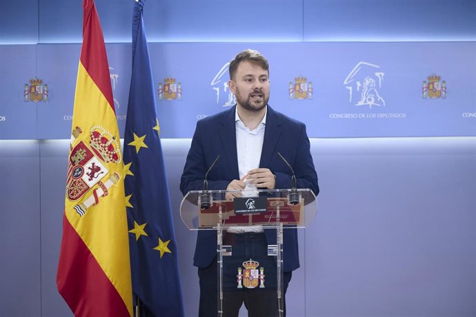 El diputado de Sumar Alberto Ibáñez Mezquita durante una rueda de prensa, en el Congreso de los Diputados, a 9 de abril de 2026, en Madrid (España).