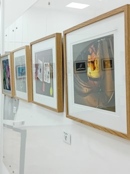 Varias fotografías de la exposición 'Exlibris', del Grupo Indalo Foto, en la Biblioteca Villaespesa de Almería.