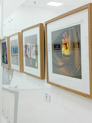 Varias fotografías de la exposición 'Exlibris', del Grupo Indalo Foto, en la Biblioteca Villaespesa de Almería.