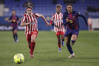 Archivo - La jugadora del FC Barcelona Femení Salma Paralluelo disputa un balón.