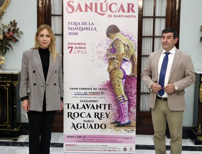 La presidenta de la Diputación de Cádiz, Almudena Martínez, y el empresario Carmelo García en la presentación de una corrida de toros en la Feria de la Manzanilla de Sanlúcar de Barrameda