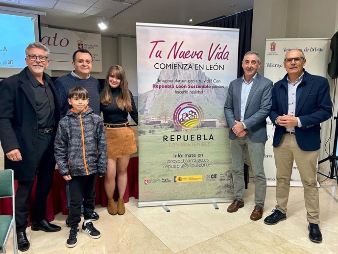 La nueva familia asentada en Veguellina de Órbigo gracias al Programa Repuebla junto al diputado de Derechos Sociales y Territorio Sostenible, Francisco Javier Álvarez (derecha) y el alcalde de Villarejo de Órbigo, José Manuel Acebes (a su izquierda).