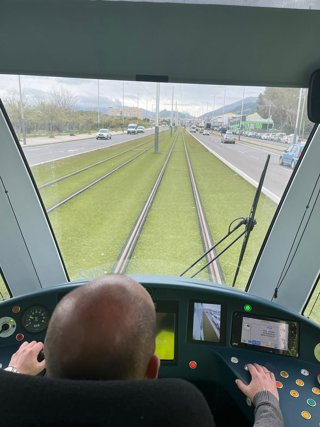 Vista del trazado del tranvía de Jaén desde la cabina durante su circulación en pruebas.