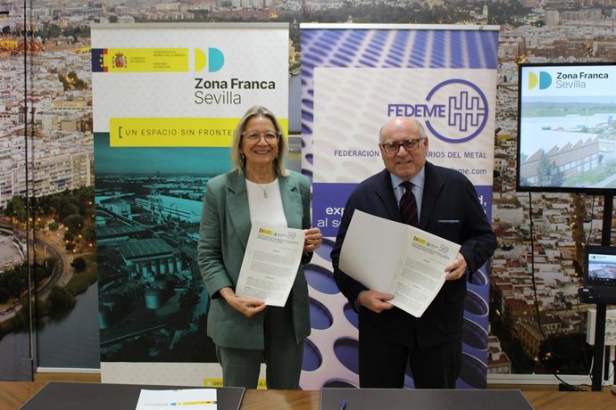 La delegada del Estado para la Zona Franca de Sevilla, Carmen Tovar, y el presidente de Fedeme, Francisco Javier Moreno Muruve, firman el acuerdo marco de colaboración.