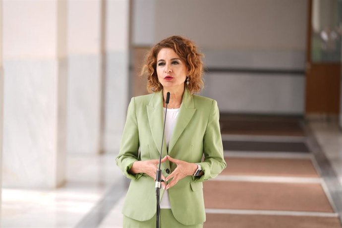 La secretaria general del PSOE-A, María Jesús Montero, atiende a los medios en el Parlamento andaluz este miércoles. (Foto de archivo).