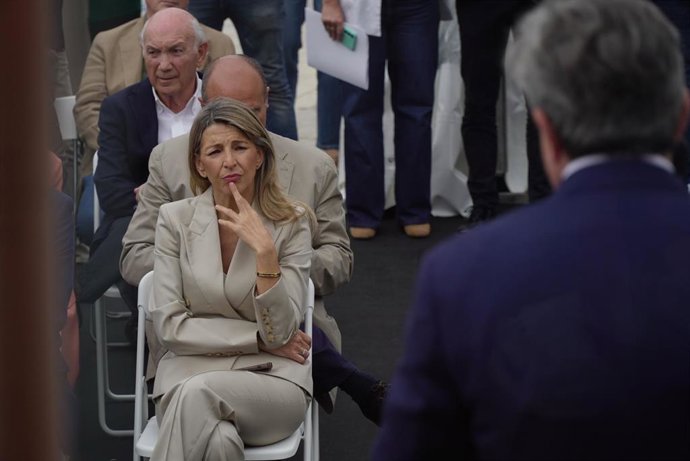 La vicepresidenta segunda del Gobierno y ministra de Trabajo y Economía Social, Yolanda Díaz, atiende a los medios de comunicación antes de clausurar el proyecto itinerante 'Formación en Ruta'