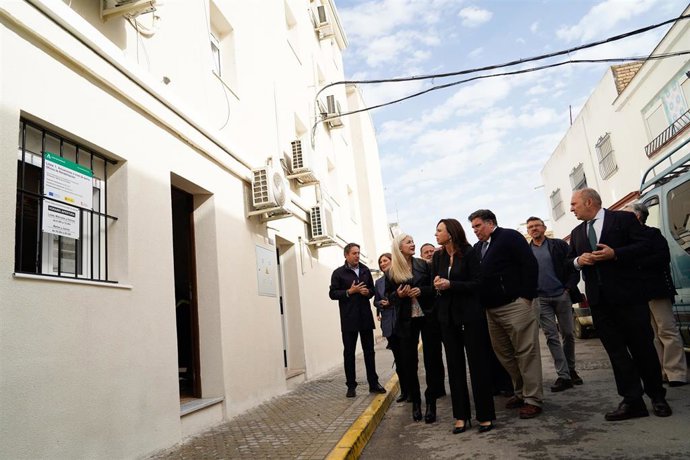 La consejera de Fomento, Articulación del Territorio y Vivienda de la Junta de Andalucía, Rocío Díaz, junto a la consejera de Cultura y Deporte, Patricia del Pozo, visitan las obras de rehabilitación de las viviendas de El Pantano de Morón de la Frontera.