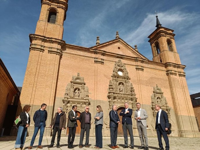 Blasco, Gimeno y Moncada, en la explicación sobre la restauración de las fachadas del Monasterio Nuevo de San Juan de la Peña, junto a otros representantes institucionales y sociales.