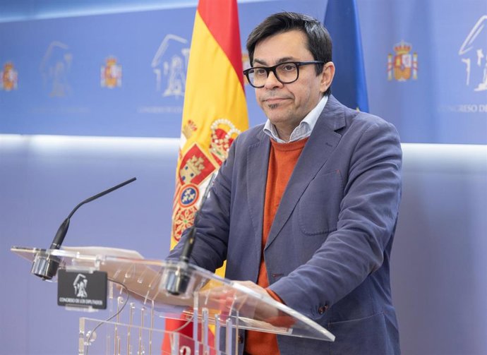 El diputado de Sumar Gerardo Pisarello durante una rueda de prensa en el Congreso de los Diputados, a 17 de marzo de 2026, en Madrid (España).