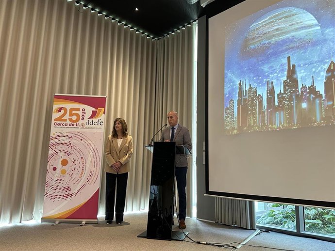 El alcalde de León, José Antonio Diez (derecha), y la rectora de la ULE, Nuria González, han participado este jueves en un encuentro de networking enmarcado en el Programa de Becas por el Talento.
