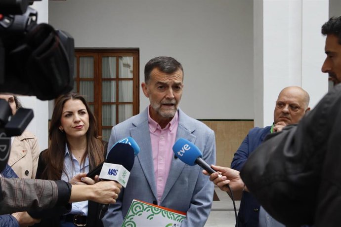 El candidato de Por Andalucía a la Presidencia de la Junta, Antonio Maíllo, este jueves en declaraciones a los medios en Sevilla.