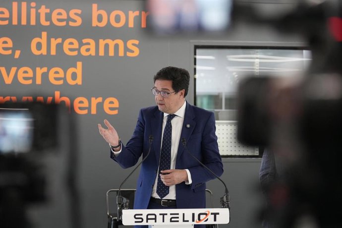El ministro para la Transformación Digital, Óscar López, durante una visita a Sateliot, a 8 de abril de 2026, en Barcelona, Catalunya (España).