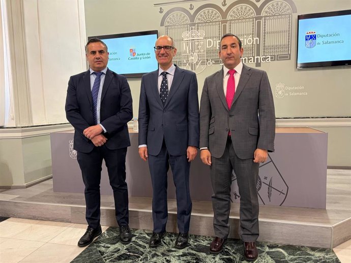 El delegado de la Junta Eloy Ruiz (d), el presidente Javier Iglesias (c) y el diputado Antonio Labrador (i)