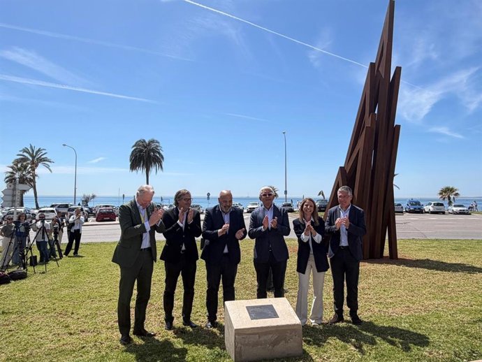Inaugurada una estatua de Bernar Venet frente al Palacio de Congresos de Palma.