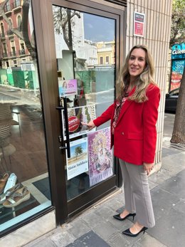 La campaña 'Bonos al Consumo' regresa el 20 de abril para apoyar al comercio afectado por las obras del Paseo de Almería La concejala de Empleo, Comercio e Impulso al Talento del Ayuntamiento de Almería, Ana Trigueros, junto a un establecimiento adherido a la campaña 'Bonos al Consumo'.