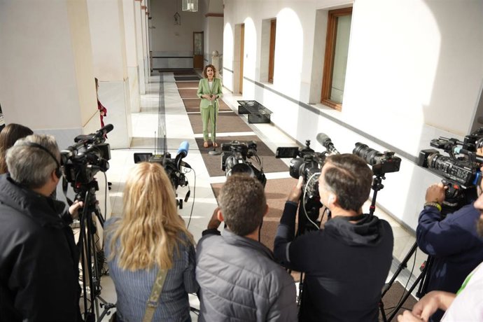 La secretaria general del PSOE-A y candidata a la Presidencia de la Junta, María Jesús Montero, atiende a los medios antes de firmar con las Mareas Blancas de Andalucía el 'Manifiesto para Recuperar la Sanidad Pública Andaluza'. (Foto de archivo).