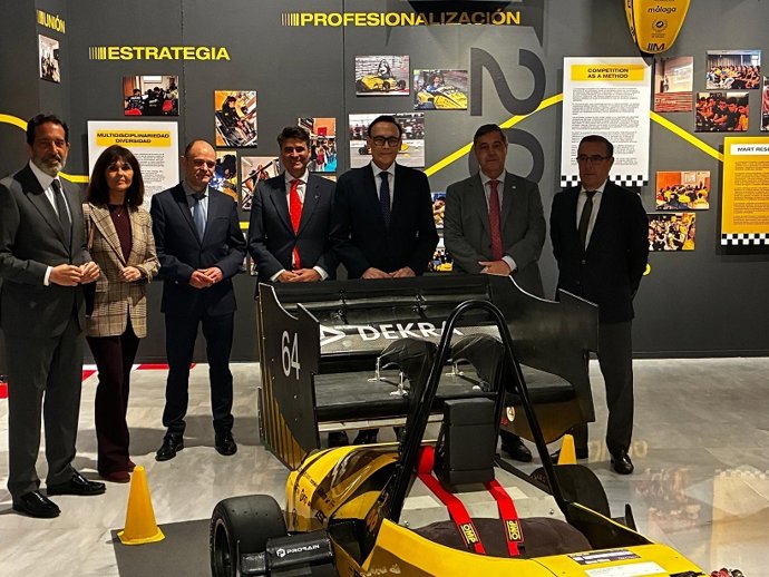 El consejero de Universidad, Investigación e Innovación, José Carlos Gómez Villamandos, visita la exposición 'This is Mart: Compitiendo por un sueño'.