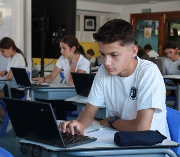 Alumnos del Colegio Virgen de Europa aprendiendo a usar la IA