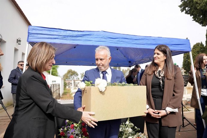El ministro de Política Territorial y Memoria Democrática, Ángel Víctor Torres, hace entrega en Minas de Riotinto (Huelva) de los restos del cabo de la Guardia Civil Luis Ortega Godoy, fusilado por mantenerse leal a la República, a su nieta, María Itati. 