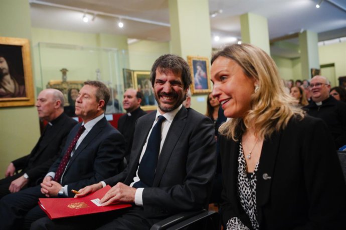 O ministro da Cultura, Ernest Urtasun, ao lado da prefeita de Sigüenza, María Jesús Merino.