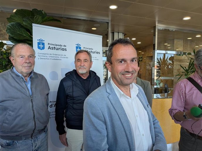 Ovidio Zapico, junto a familiares de las víctimas